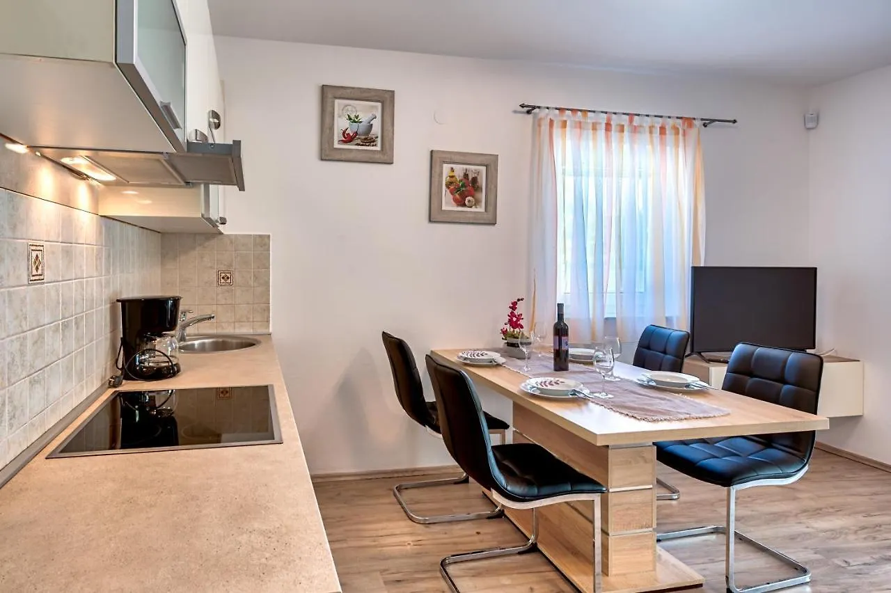 Apartments Lara Medulin 0*,